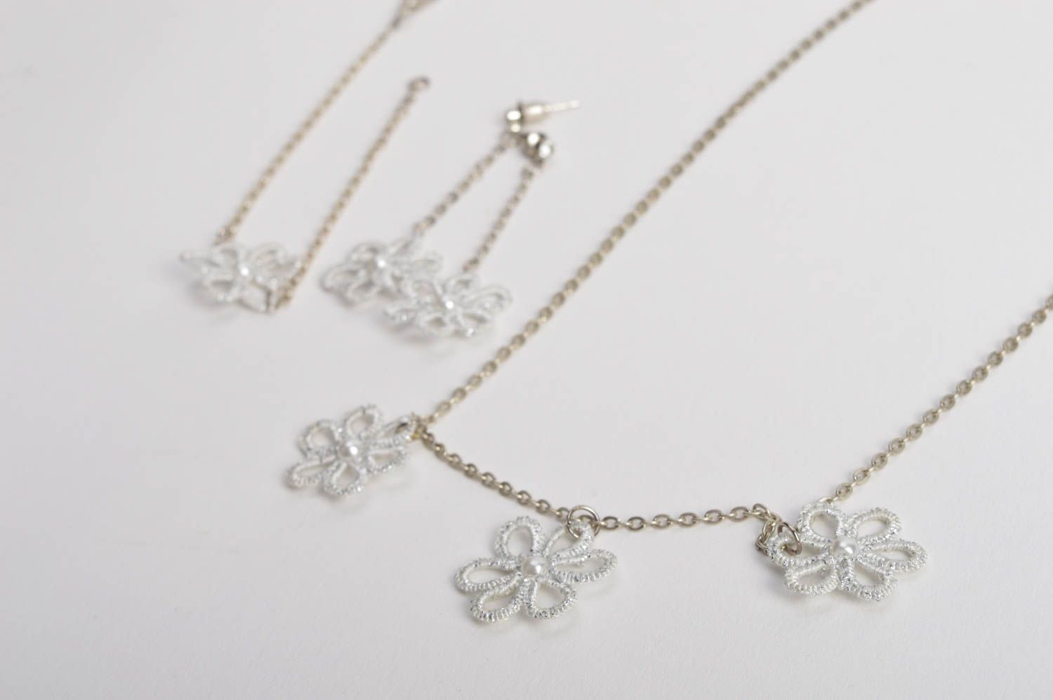 Parure de bijoux fleurs blanches frivolité sur chaînes faits main 3 pièces photo 4