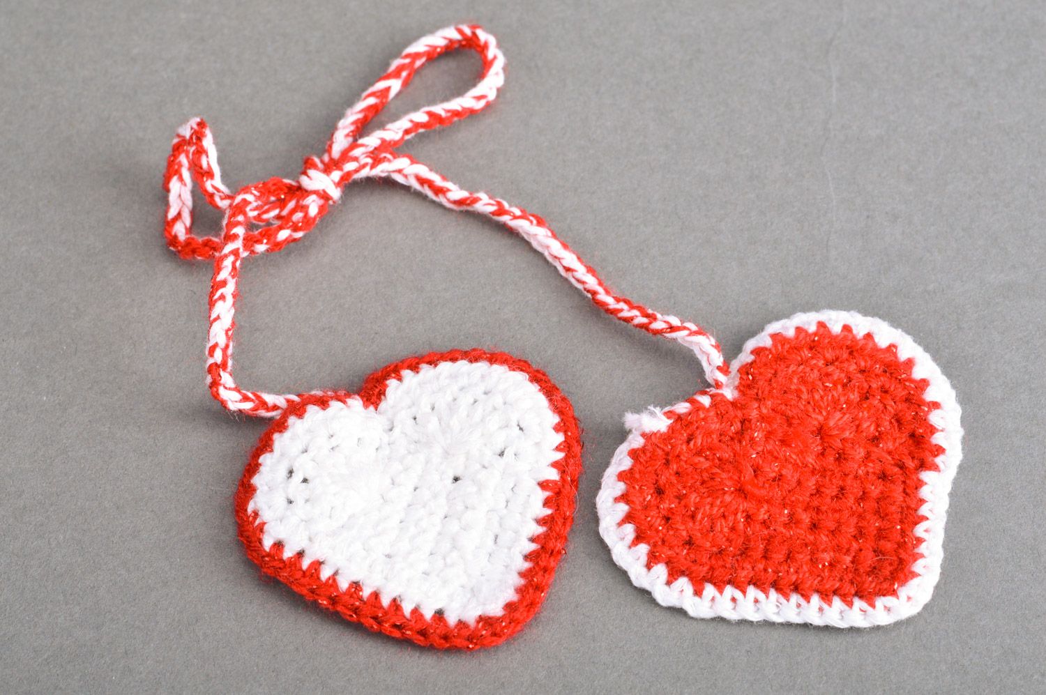 Petit décoration tricotée à suspendre faite main deux coeurs en mi-laine photo 2