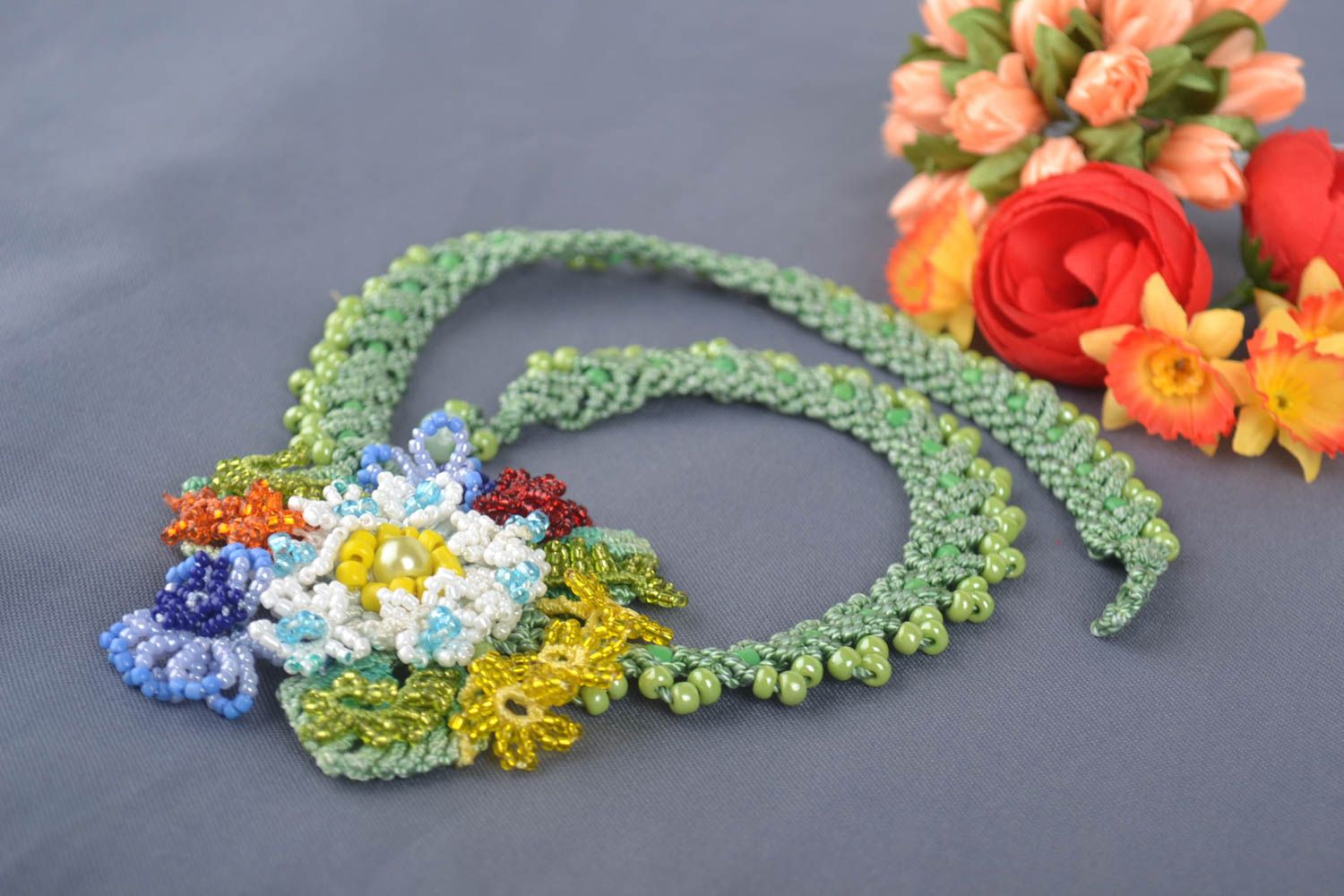 Collier fleurs Bijou fait main macramé en fils perles rocaille Accessoire femme photo 1