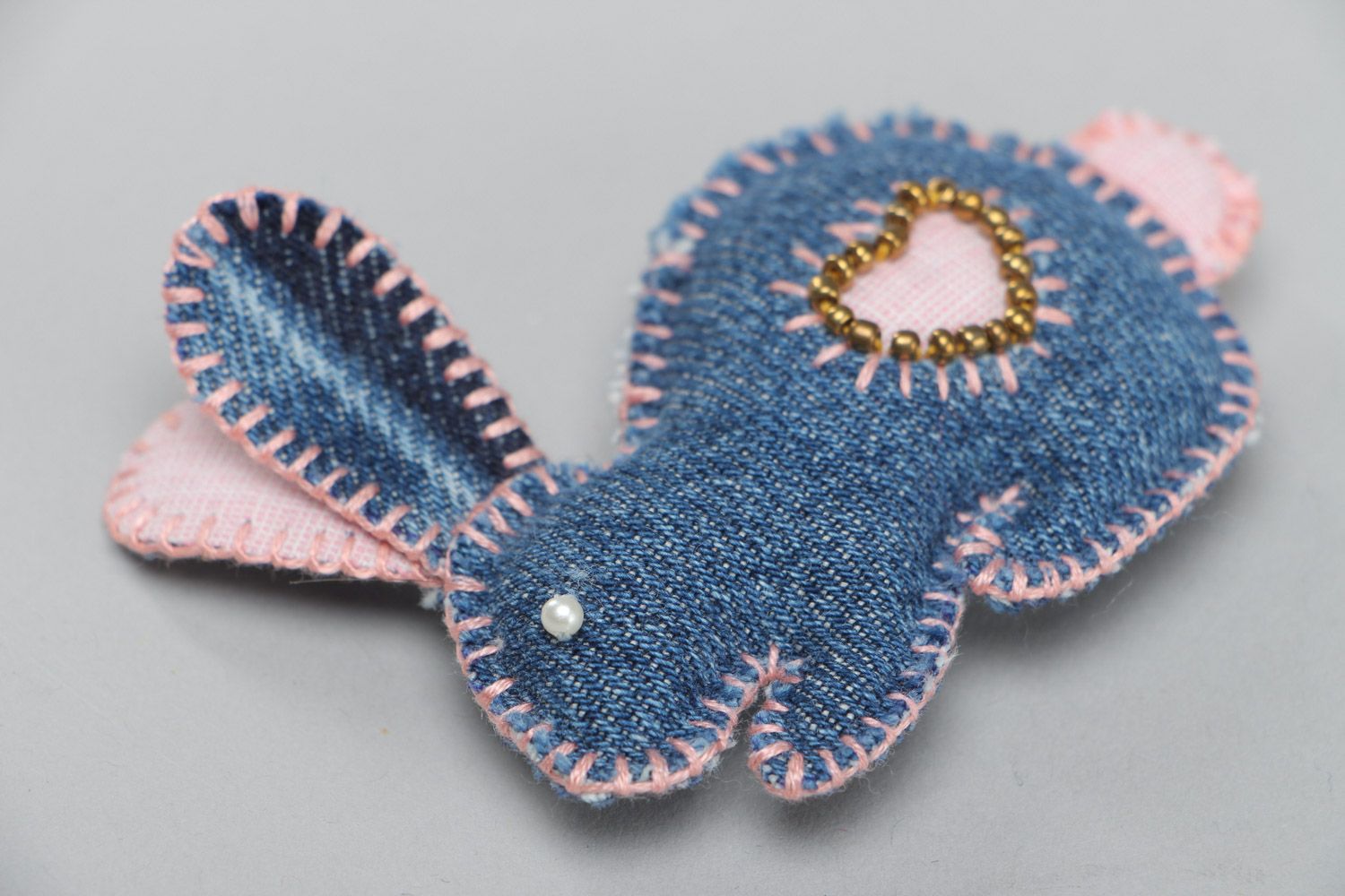 Kleines dekoratives Spielzeug für Interieur in Form des Hasen aus Jeansstoff und Baumwolle foto 2