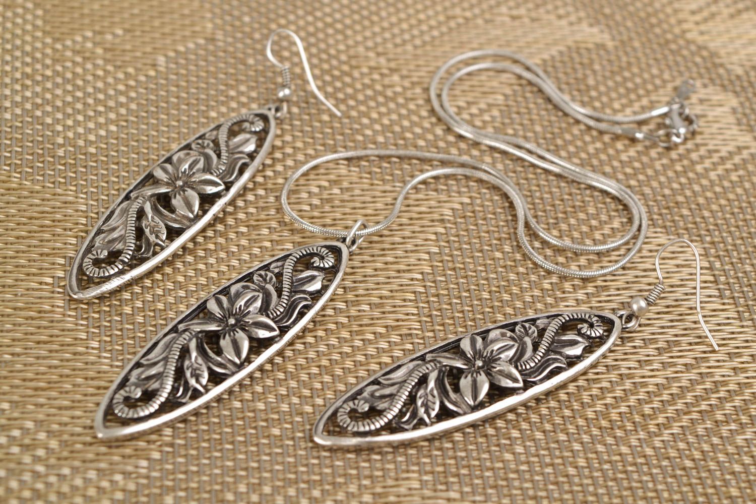 Ensemble de pendentif et boucles d'oreilles en métal de couleur argentée  photo 1