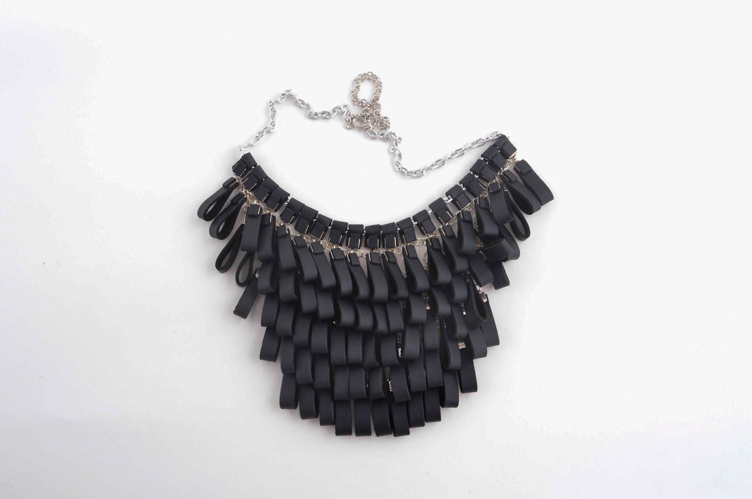 Подарок ручной работы массивное ожерелье из бахромы кожаное колье черное фото 2