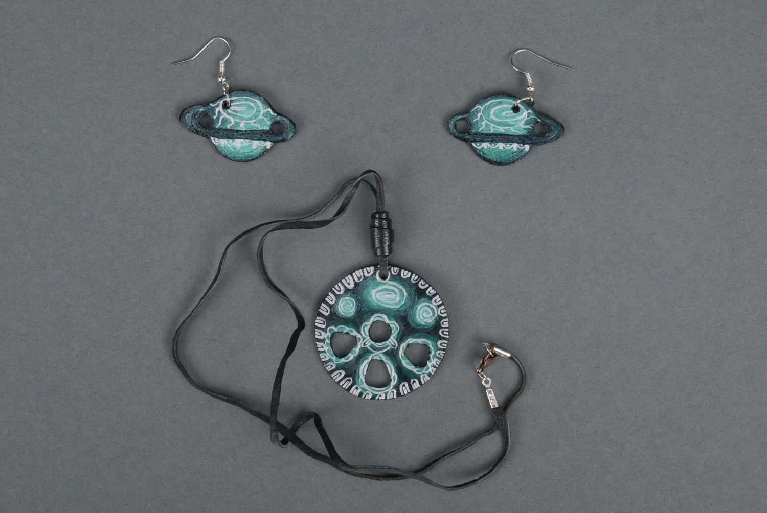 Set de bijoux en cuir boucles d'oreilles et pendentif
 photo 1