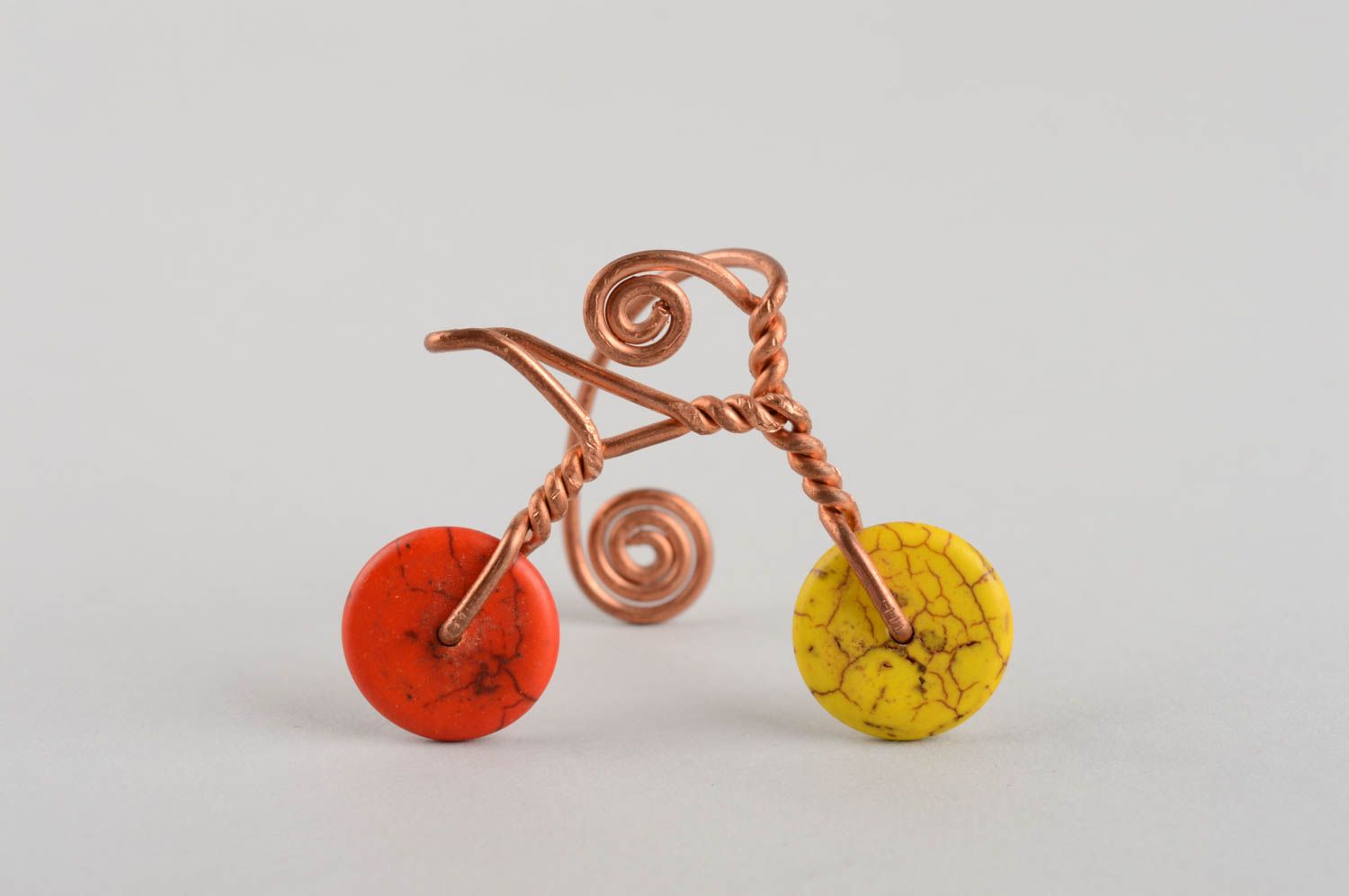 Figurine en fil de cuivre et pierres jaune et orange faite main bicyclette  photo 2