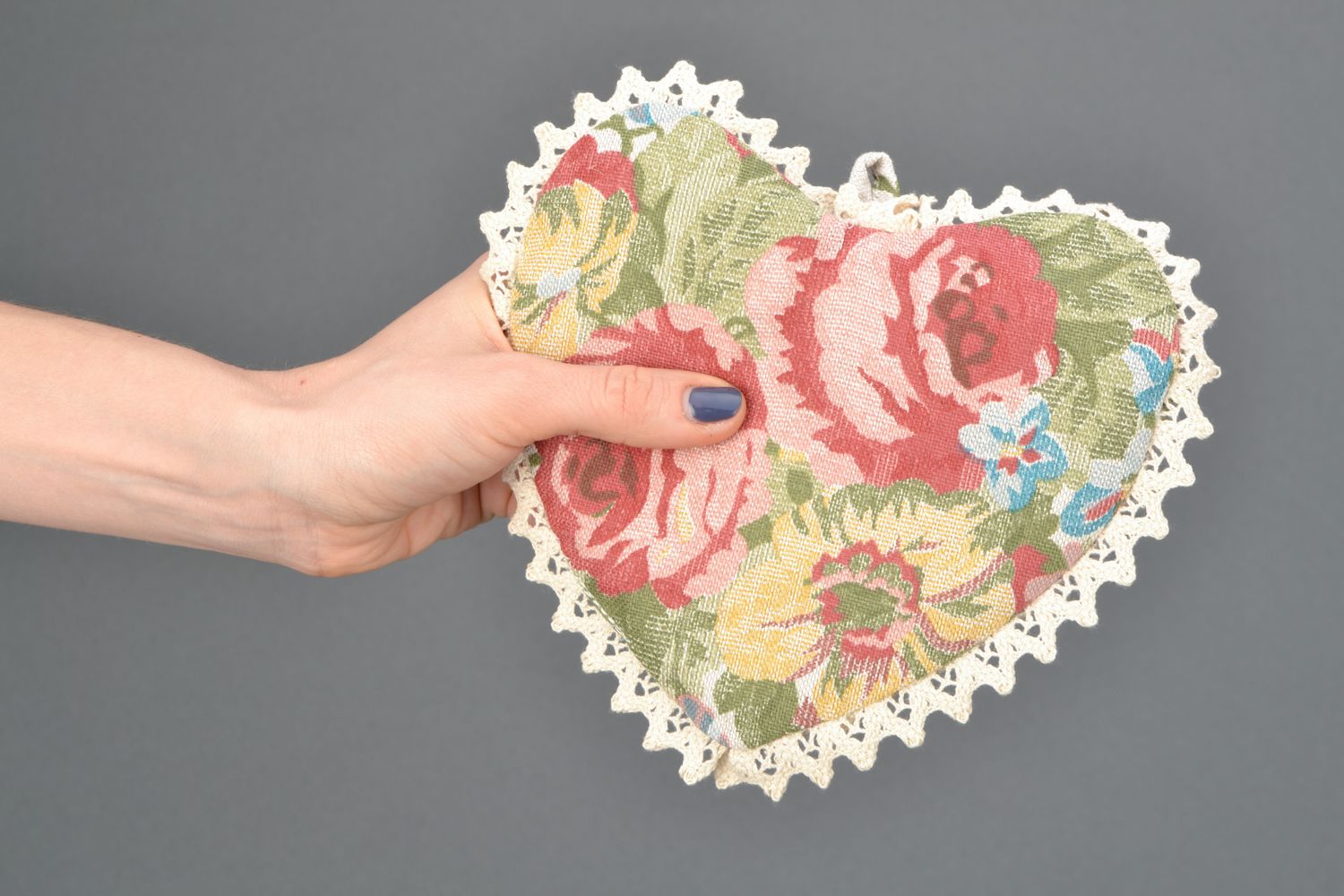 Manique coeur en tissu aux motifs floraux faite main originale pour cuisine  photo 1
