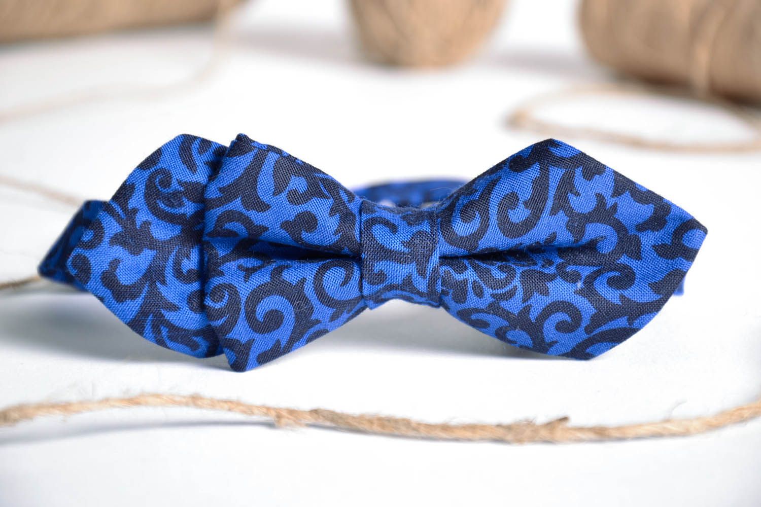 Gravata-borboleta artesanal com padrões azuis  foto 1