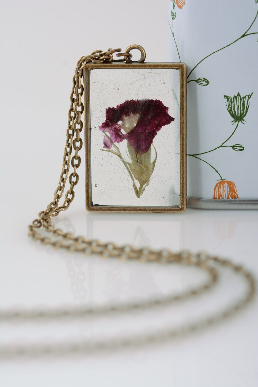 Прямоугольный кулон с живым цветком в эпоксидной смоле ручной работы красивый фото 1