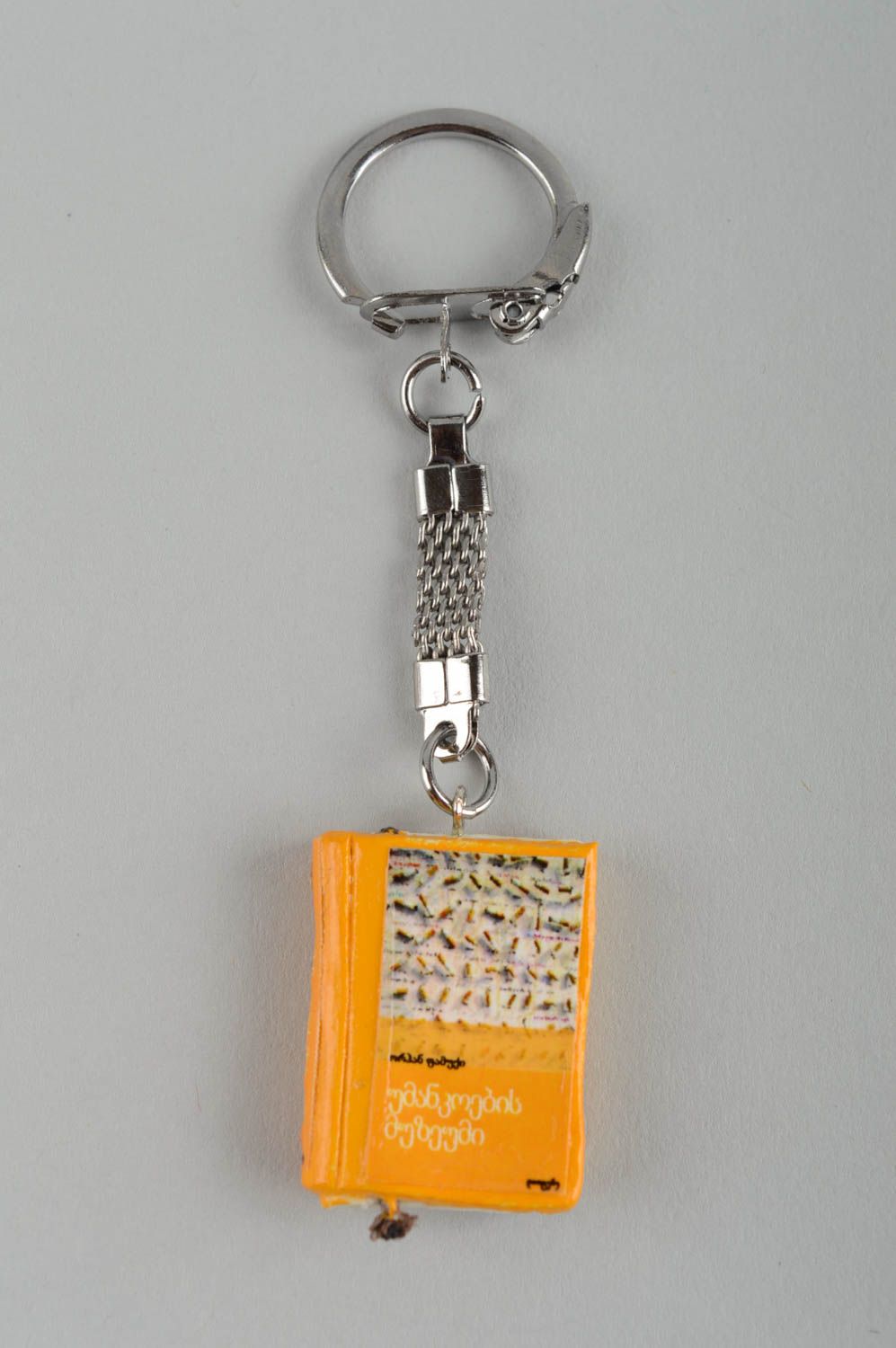 Porte-clés fait main Accessoire design Cadeau original céramique livre  photo 2