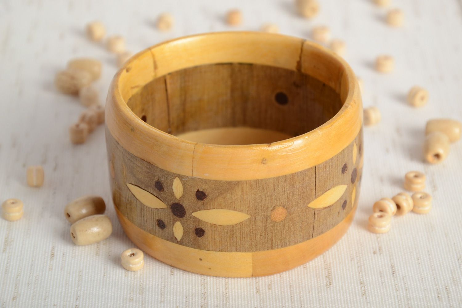 Bracelet en bois fait main original large de couleur claire avec incrustations photo 2