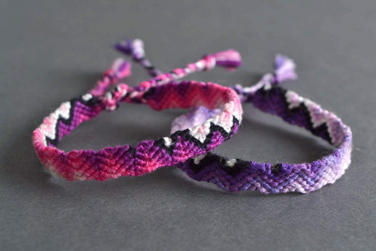 Set of 2 handmade friendship wrist bracelets woven of threads pink and violet photo 1