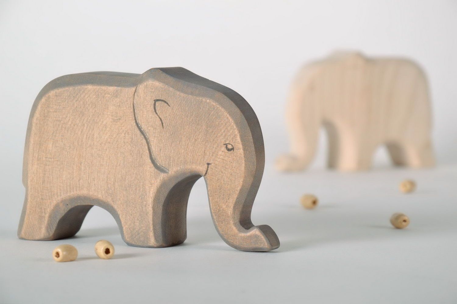 Figura de madera en forma de elefante foto 2