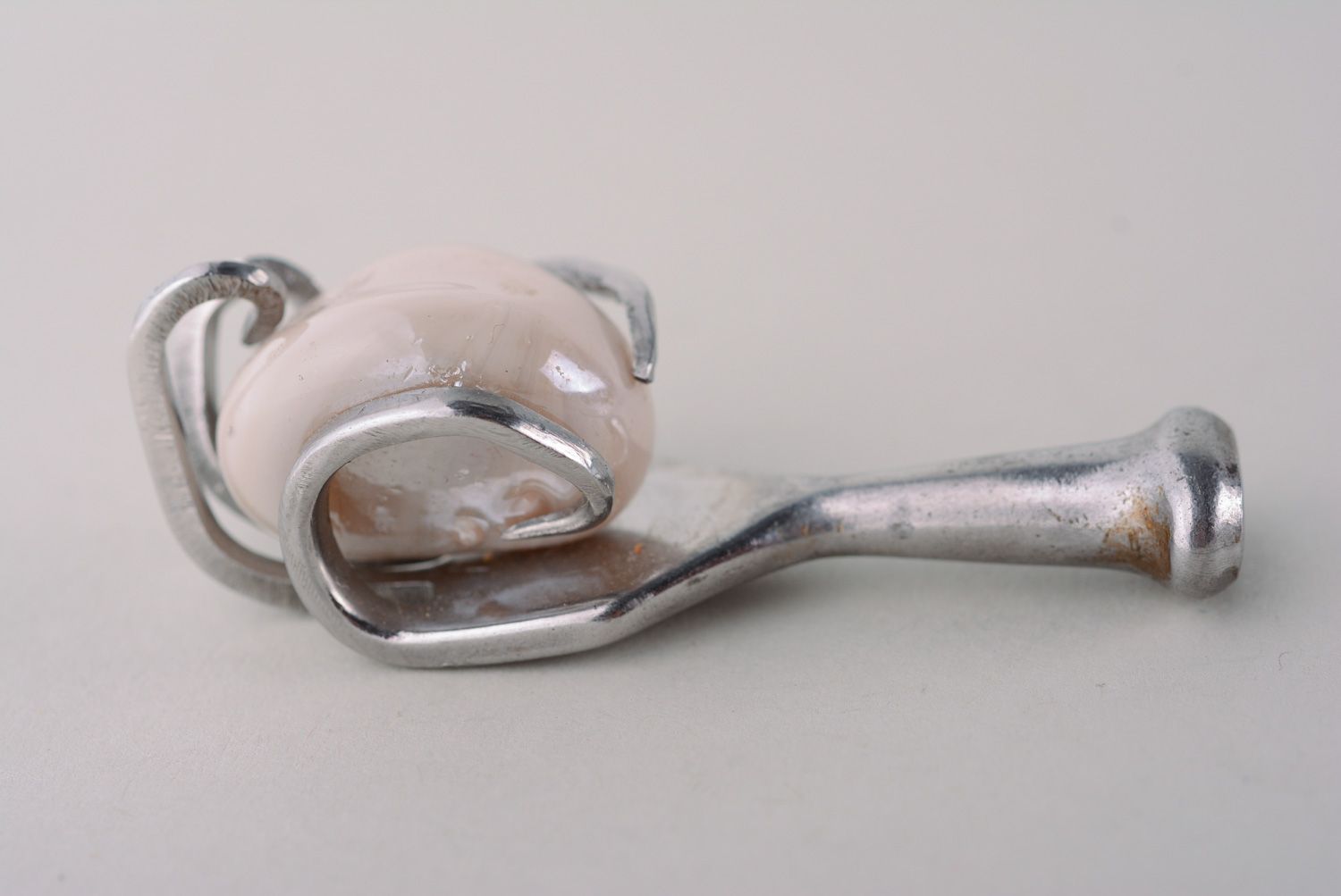 Colgante de metal hecho a mano de tenedor de melchior foto 2