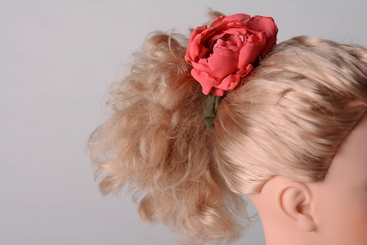 Hair tie in the shape of beautiful flower photo 2