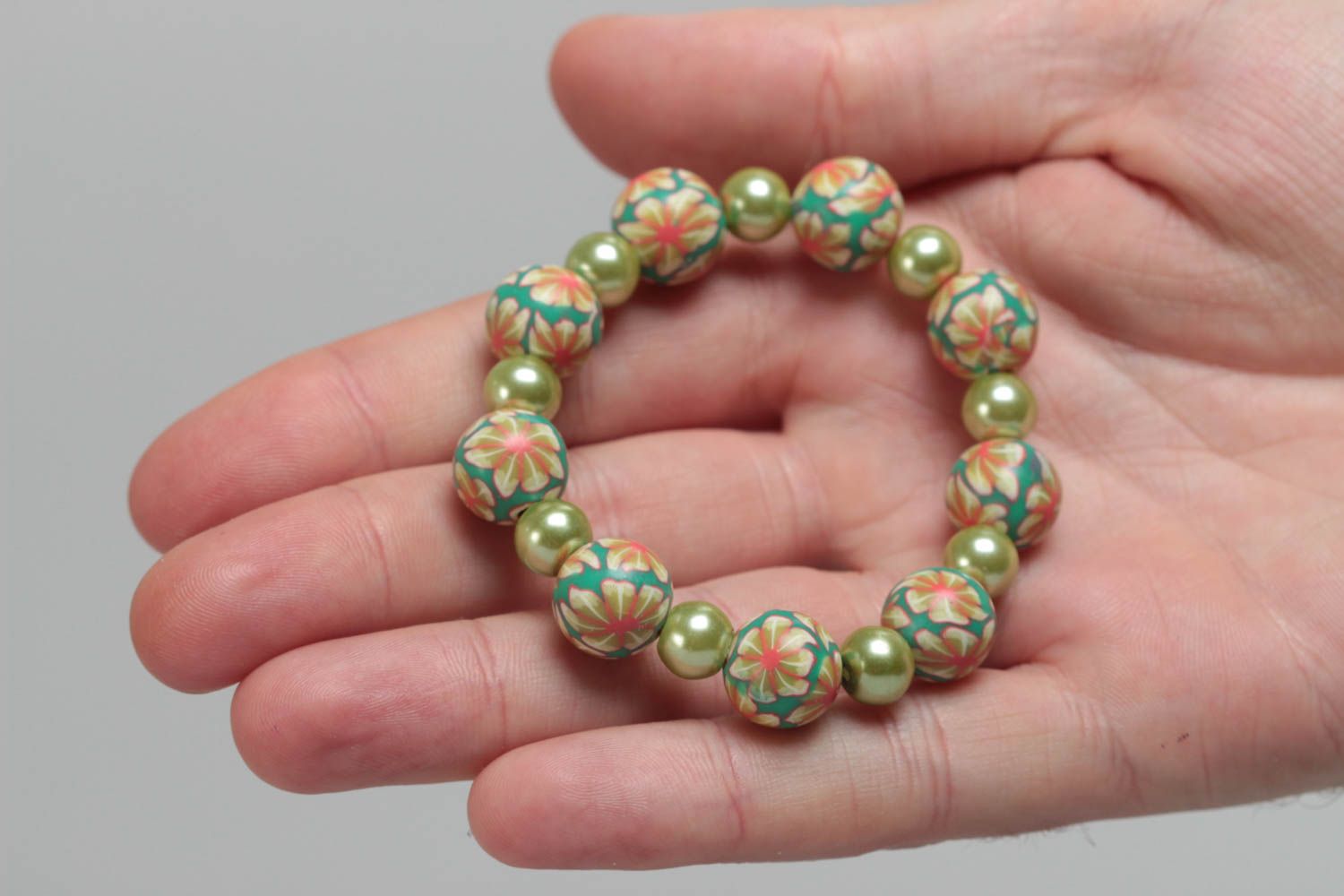 Bracelet en perles plastiques sur élastique pastel à motif floral fait main photo 5