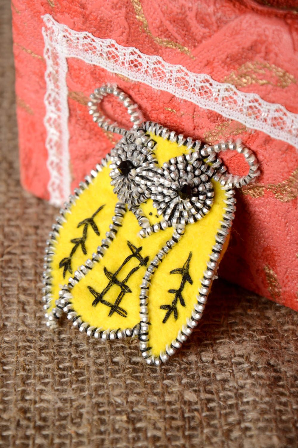 Брошь ручной работы насекомое дизайнерское украшение текстильная брошь желтая фото 1