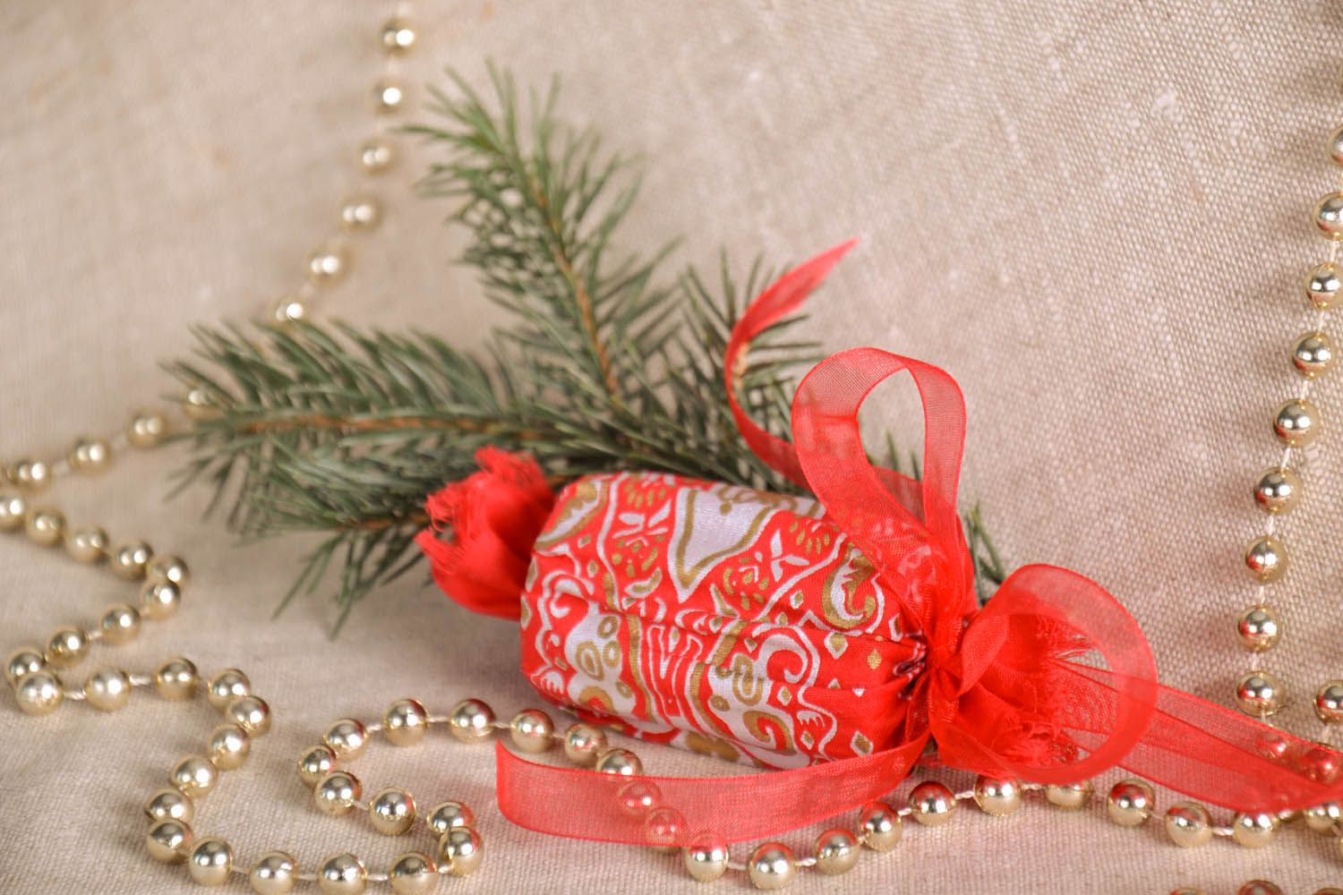 Brinquedo para árvore do Ano Novo na base de papelão decorado com fita de algodão foto 1