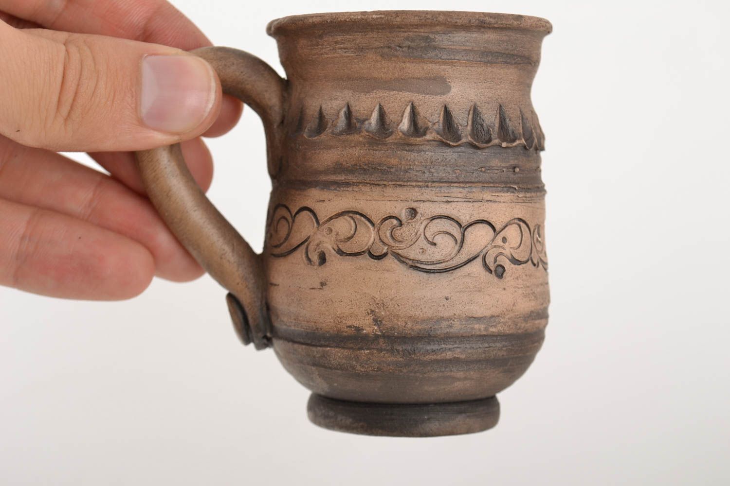 Jolie tasse originale 15 cl faite main avec ornements marron en argile blanche photo 3