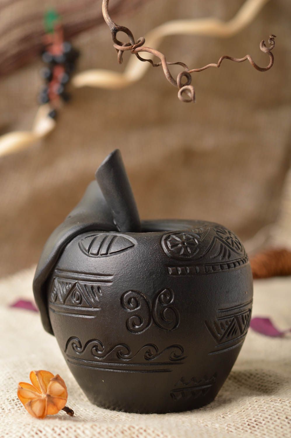 Глиняная ваза ручной работы в виде яблочка оригинальная красивая для цветов фото 1