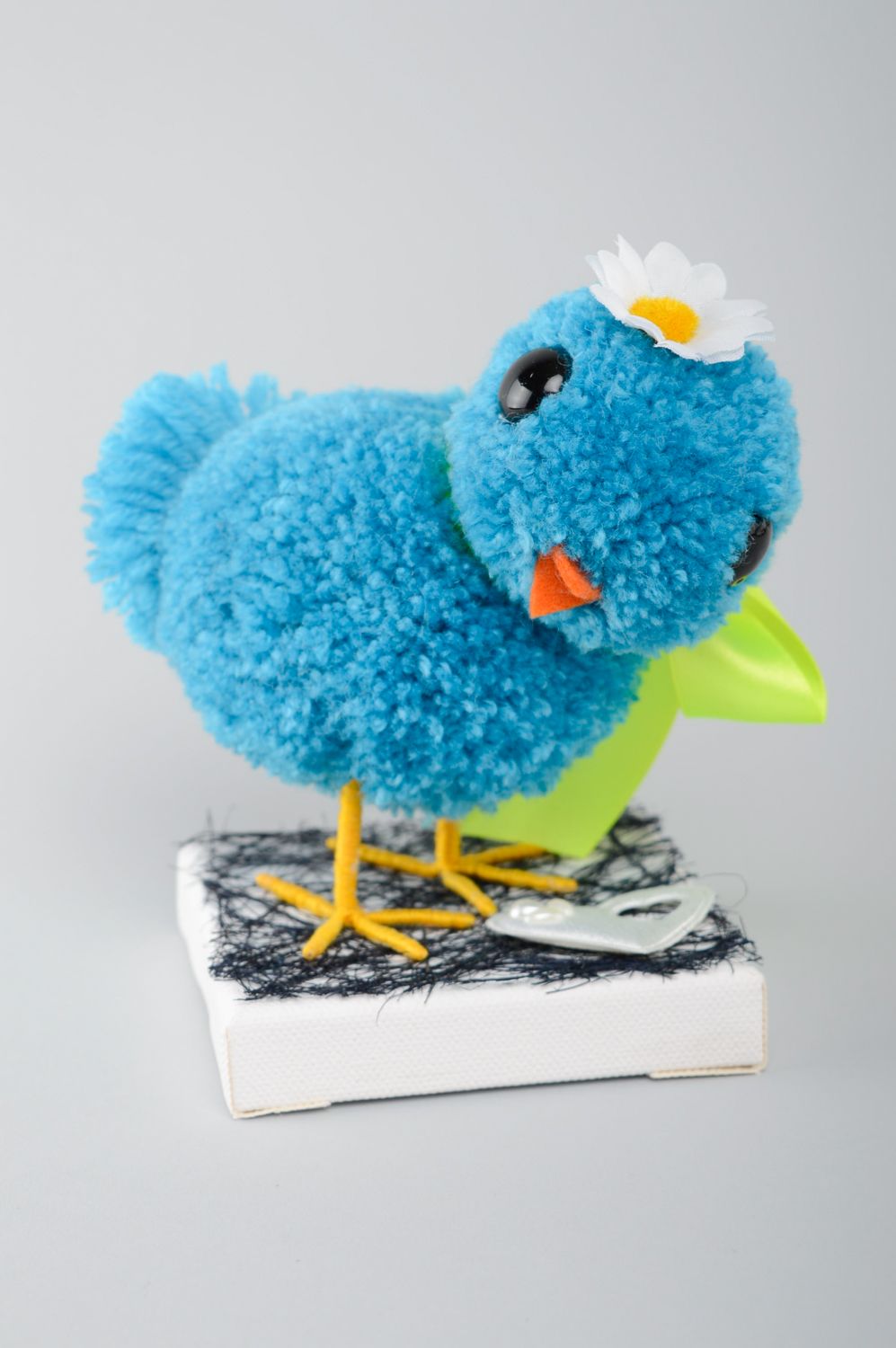 Игрушка птичка из помпонов голубая  фото 1