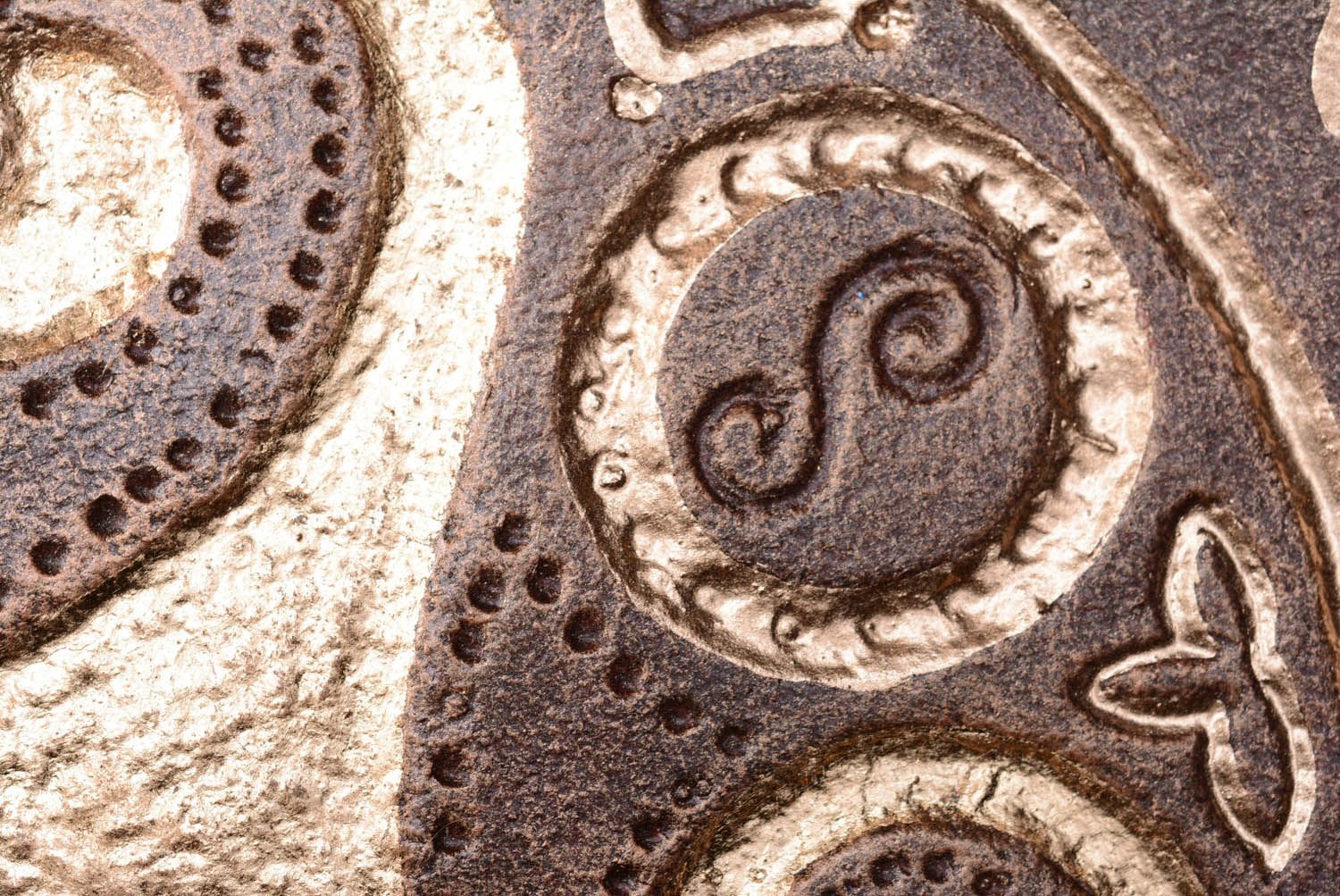 Prato decorativo talismã eslavo feito à mão de argila para decoração do interior em estilo étnico Triglav foto 5