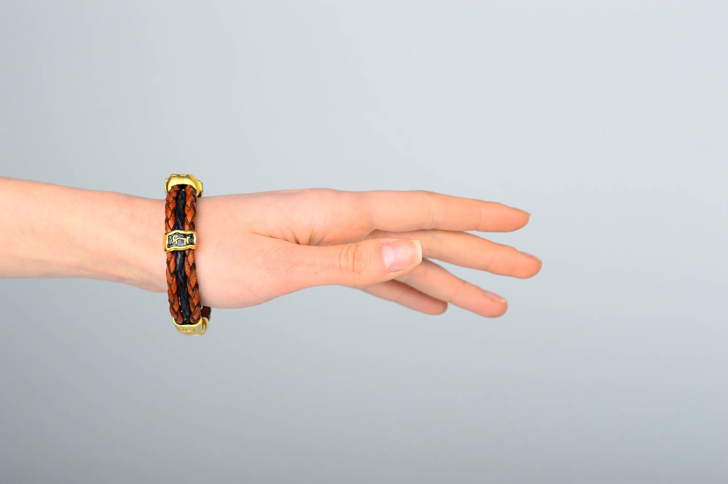 Кожаный браслет ручной работы плетеный браслет на руку украшение из кожи фото 2