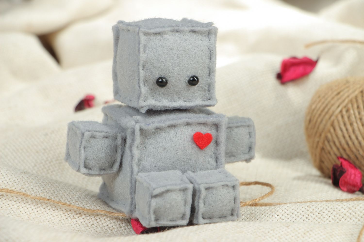 Дизайнерская игрушка текстильная в виде робота фото 5