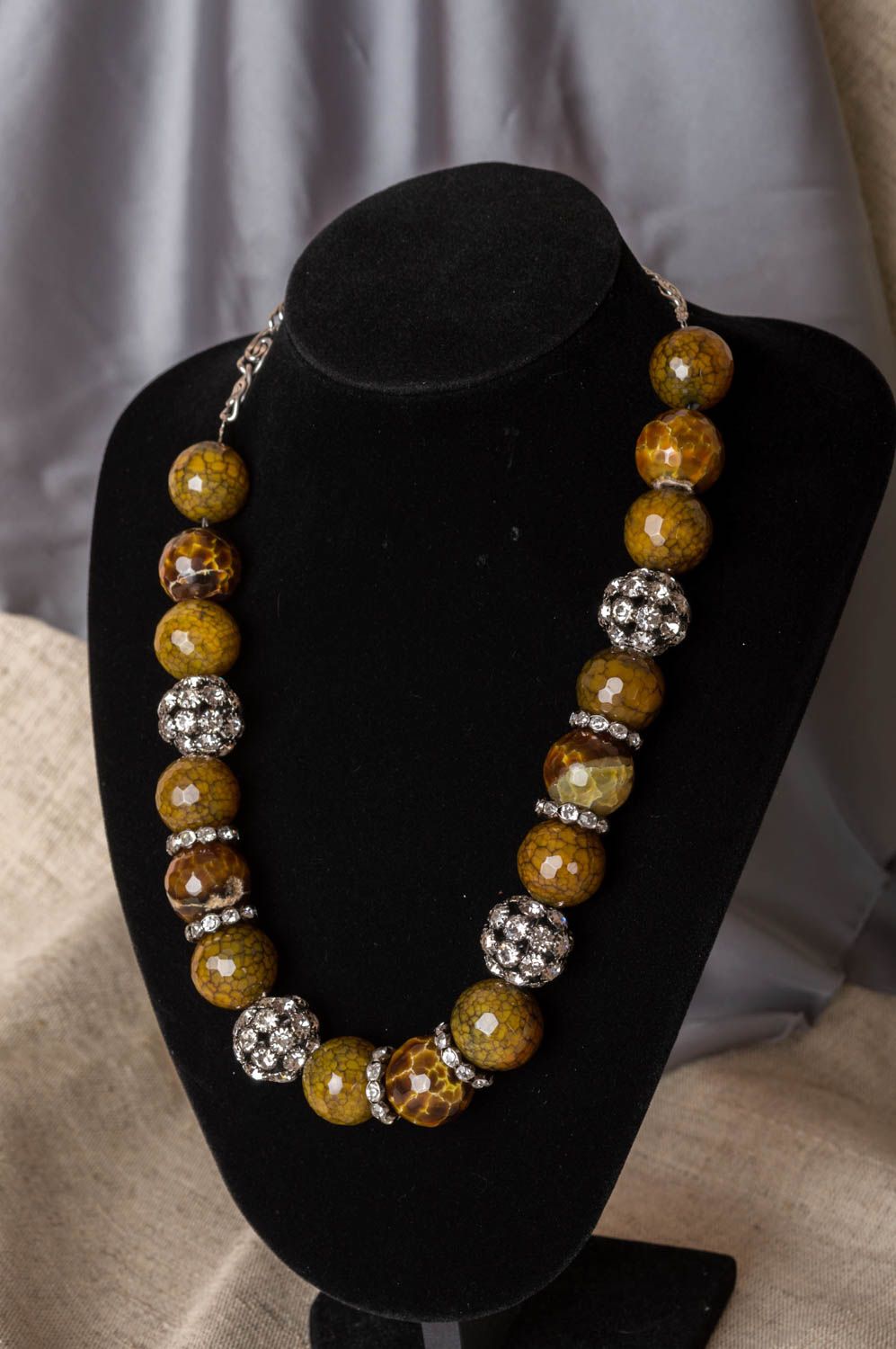 Collar de piedras artesanal original estiloso marrón con cristales ágata y latón foto 1