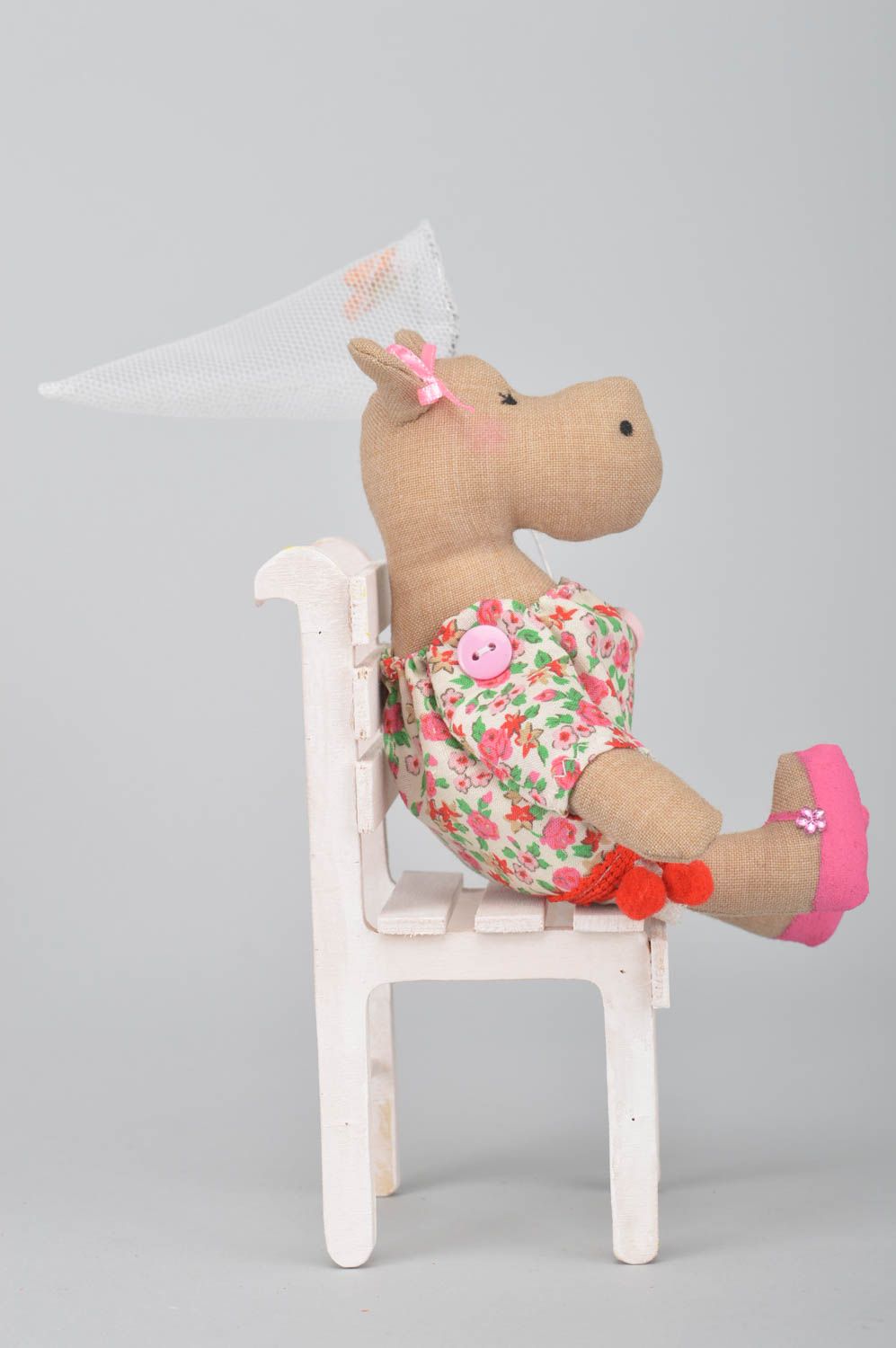 Мягкая игрушка ручной работы для дома из хлопка Бегемотик в платье на стуле фото 2