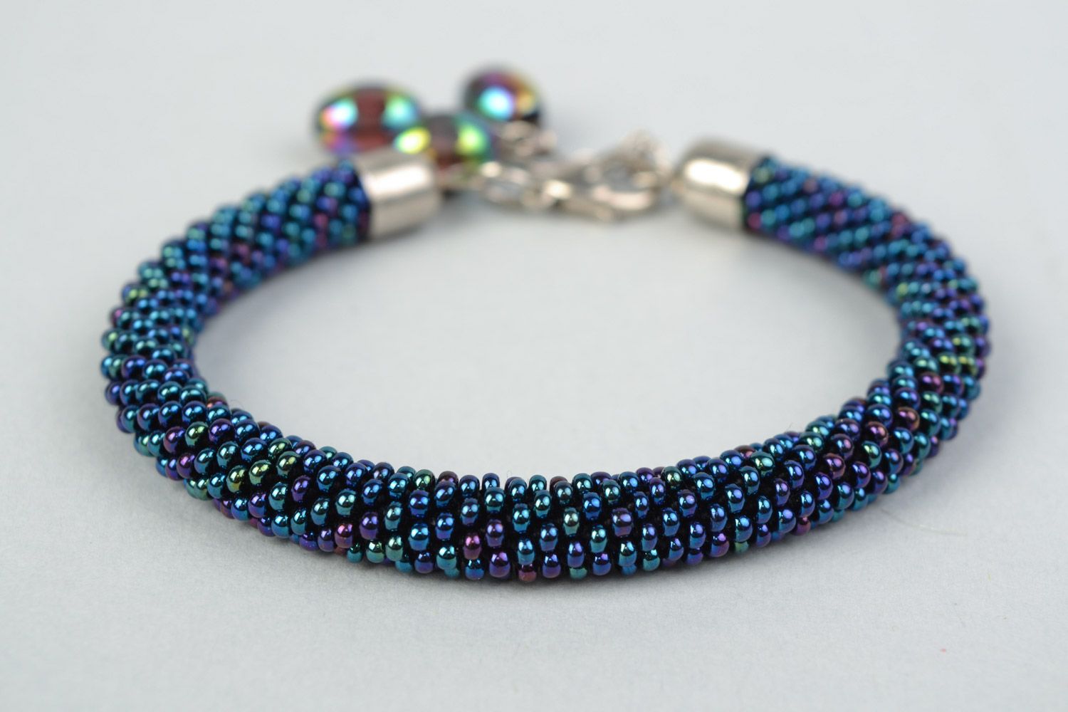 Bracelet bleu foncé en perles de rocaille avec pendentifs fait main pour femme photo 3