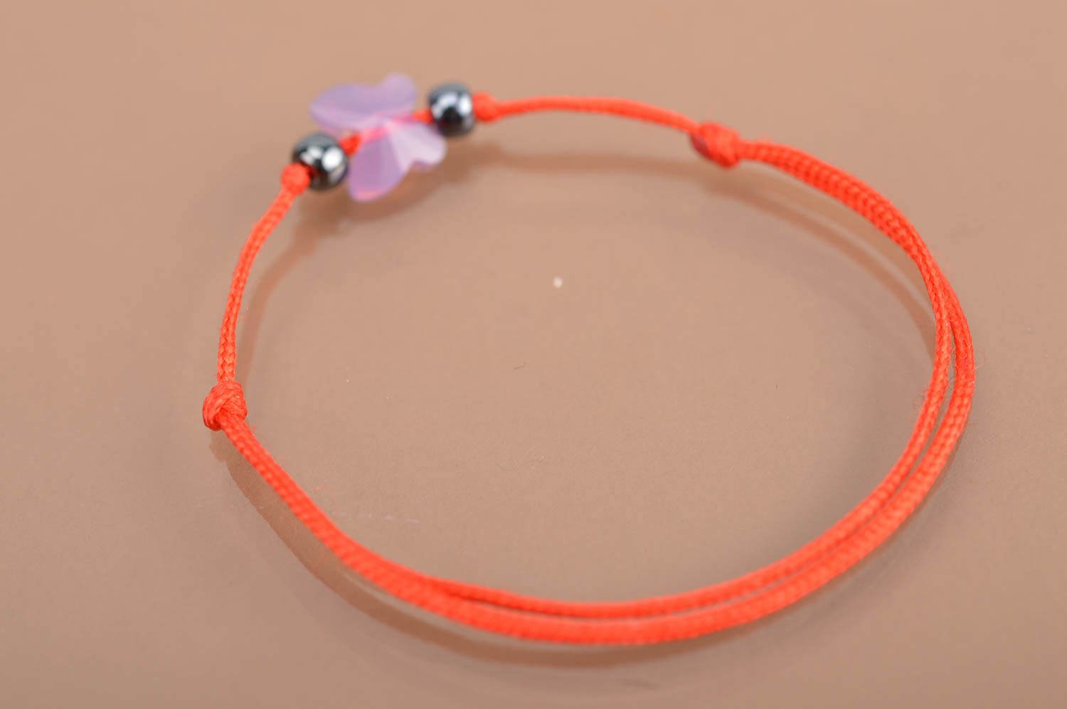 Bracelet rouge fin en fil de soie et perles fantaisie fait main original photo 4