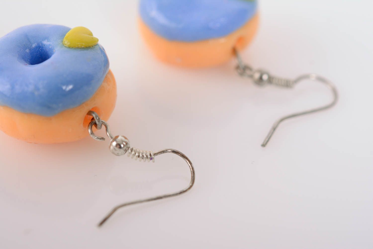 Hübsche kleine exklusive Ohrringe aus Polymerton in Form von Pfannkuchen   foto 4