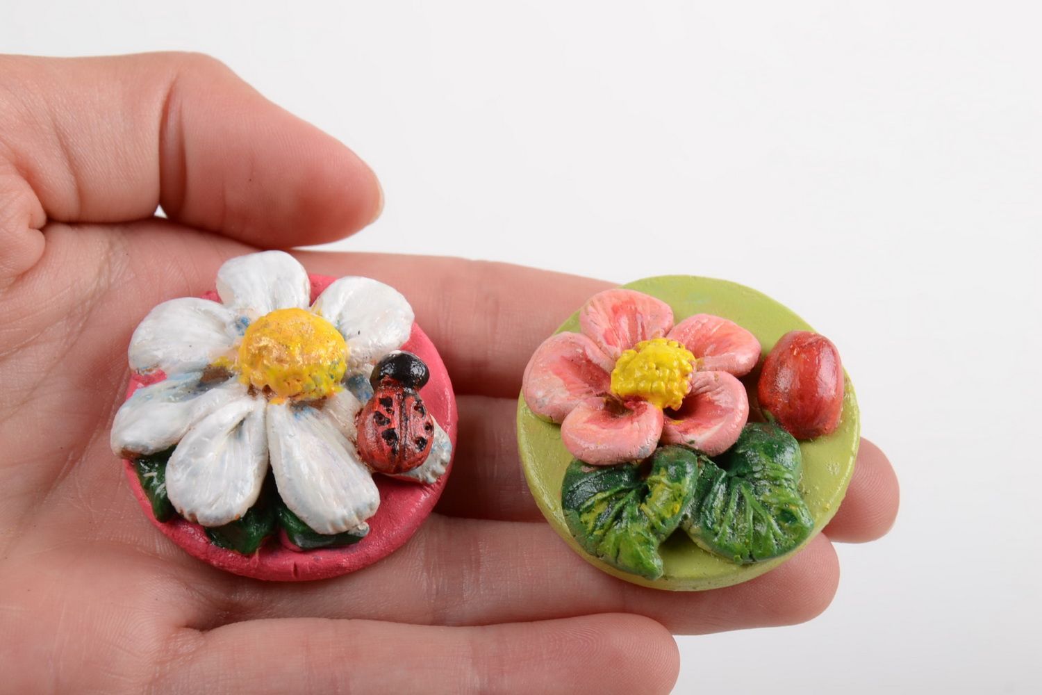 Runde bemalte schöne Kühlschrankmagnete Set 2 Stück aus Ton handmade mit Blumen foto 3