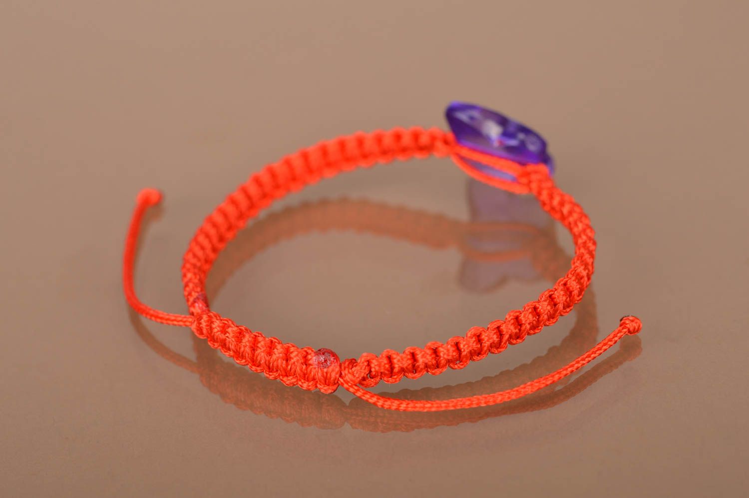 Dünnes rotes geflochtenes handmade Wachs Schnur Armband mit Schmetterling lila foto 5