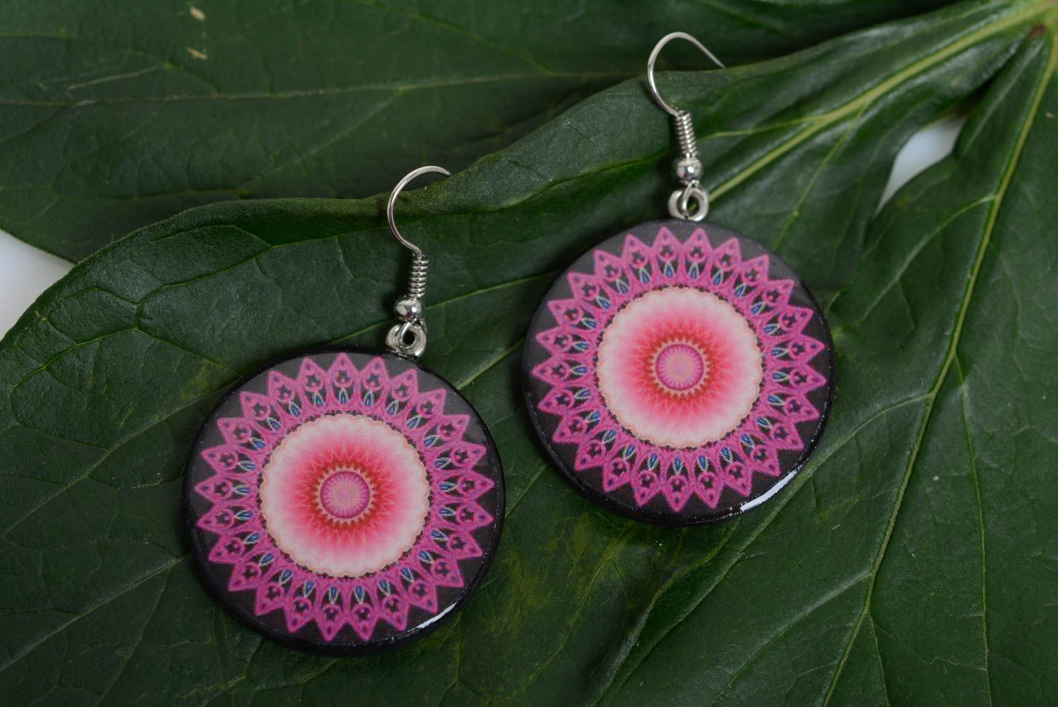 Bunte runde Ohrringe aus Polymer Ton handmade mit Ohrhaken schwarz rosa für Dame foto 3