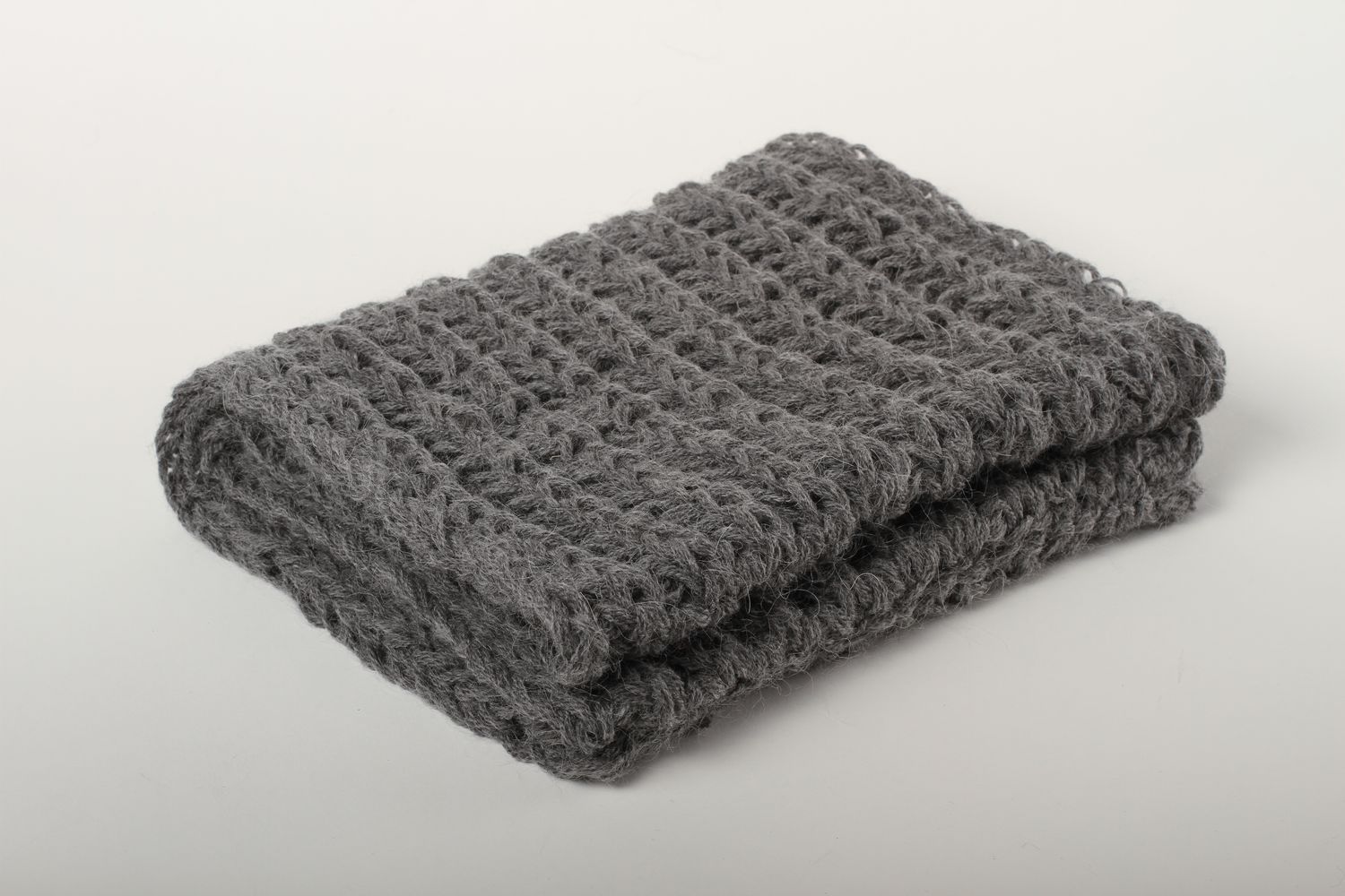 Sciarpa di lana fatta a mano accessorio all'uncinetto da donna in colore grigio foto 3