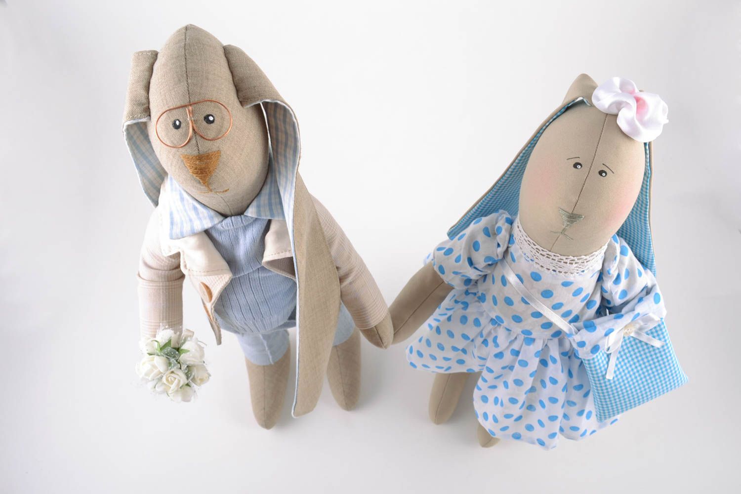 Handgemachte hübsche kuschelige Puppen für Interieur und Kinder Verliebte Hasen  foto 3