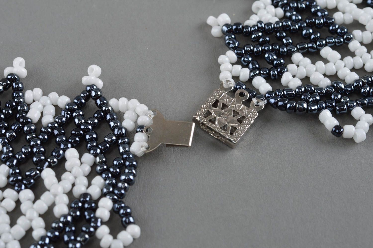 Joli collier en perles de rocaille fait main noir blanc ajouré accessoire femme photo 4