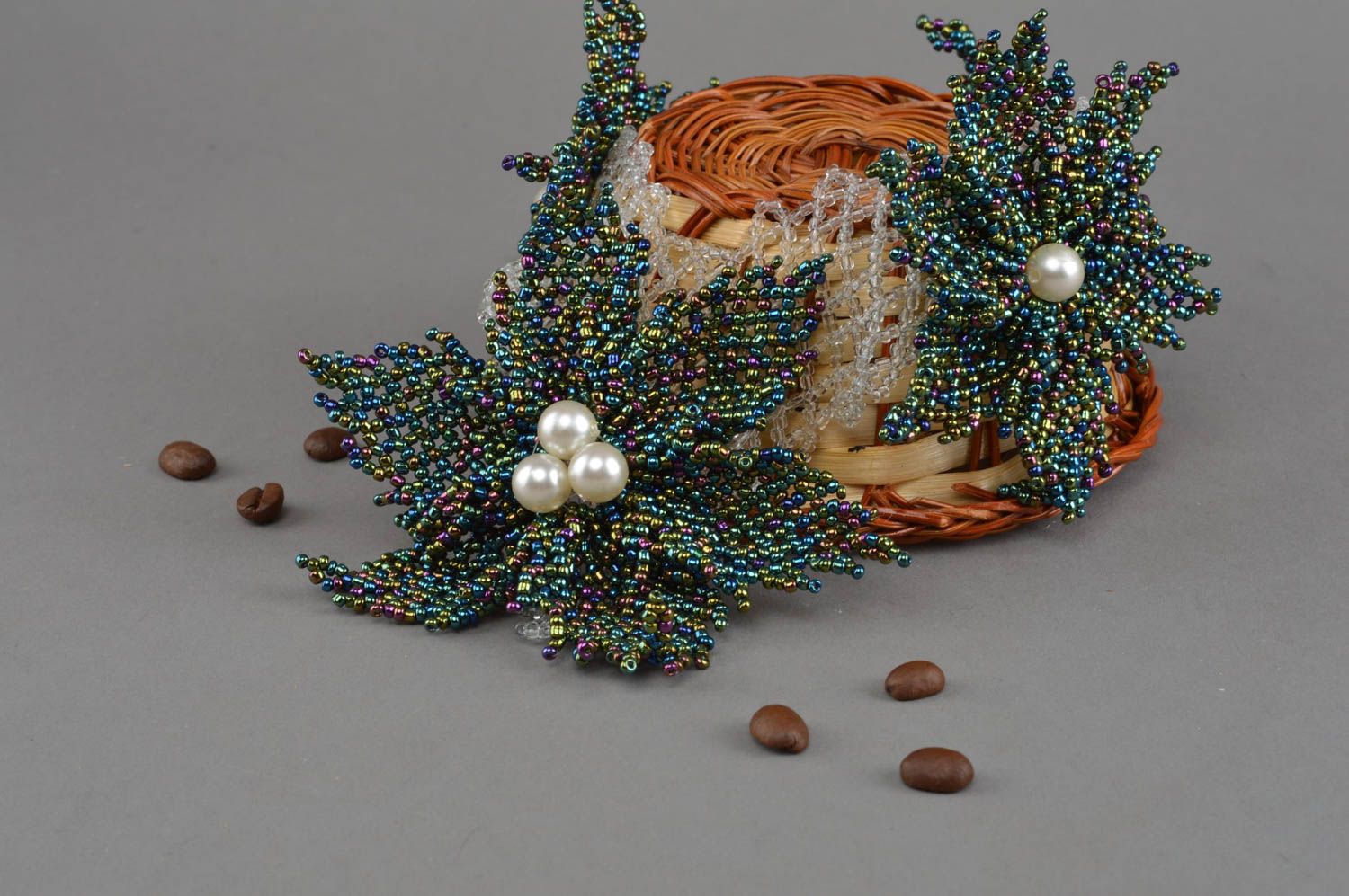 Ожерелье из бисера и бусин ручной работы красивое с большими цветами авторское фото 1