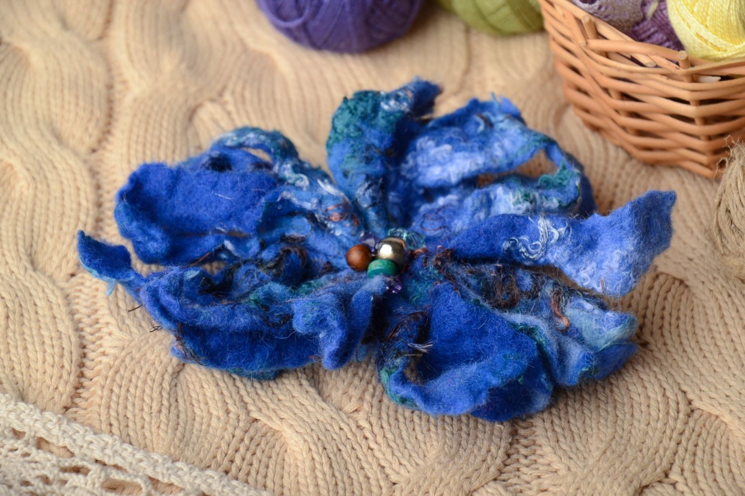 Broche en laine technique de feutrage Fleur bleue photo 1