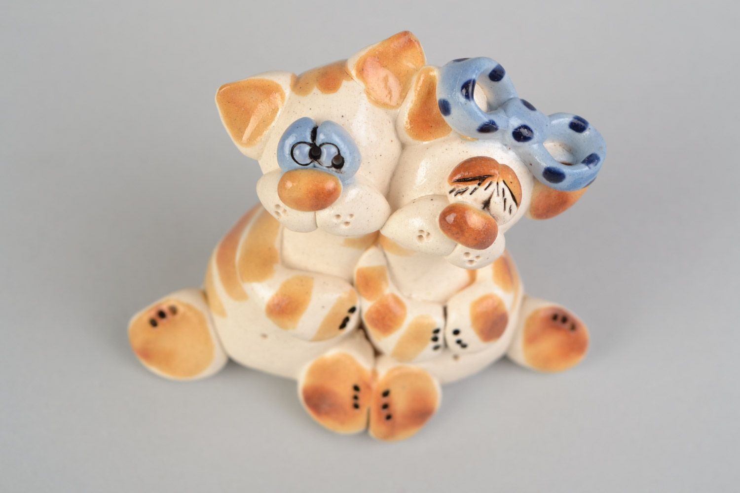 Homemade decorative ceramic figurine of hugging cats painted with glaze photo 3