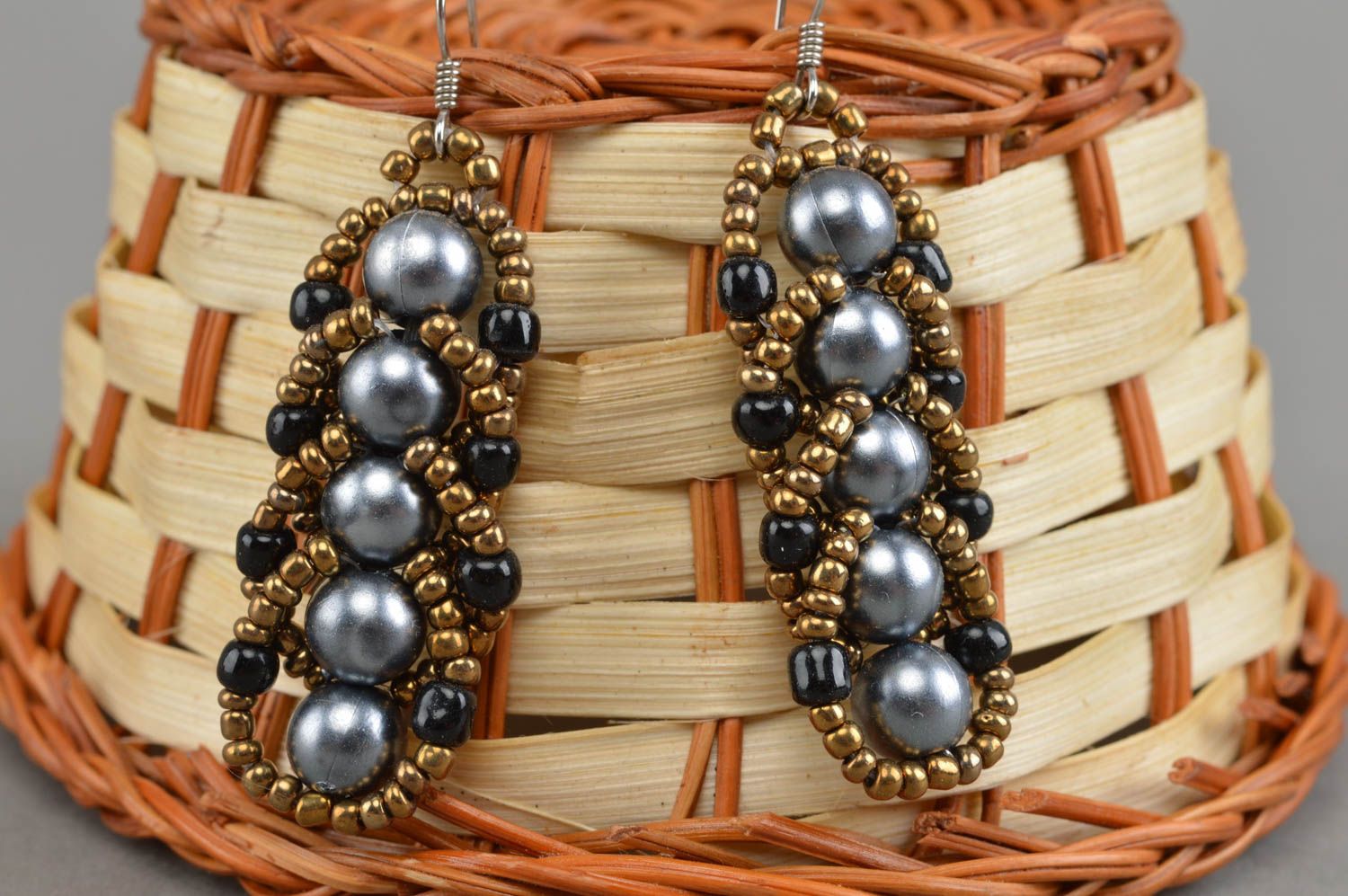 Boucles d'oreilles en perles fantaisie gris marron pendantes faites main stylées photo 1