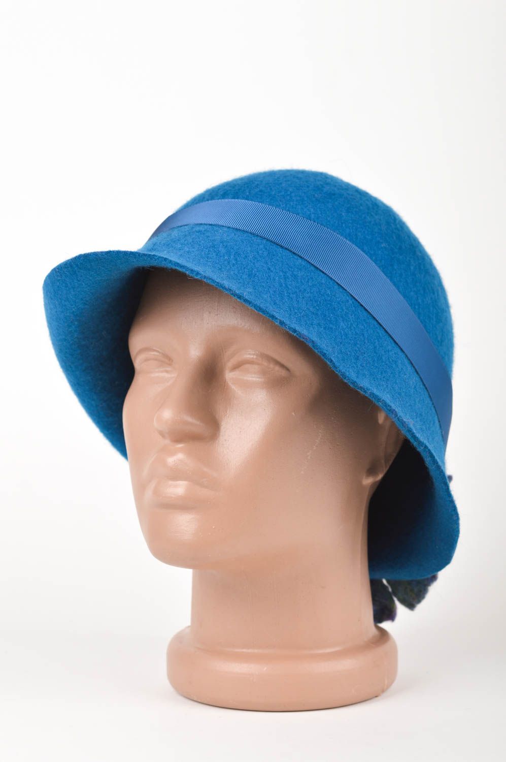 Bonnet laine fait main Chapeau chaud couleur bleue avec fleur Vêtement femme photo 1