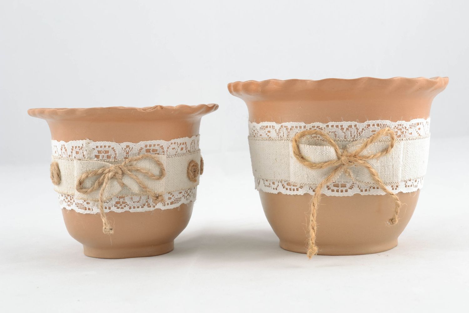 Pots en argile rouge faits main originaux accessoires pour fleurs avec dentelle photo 2