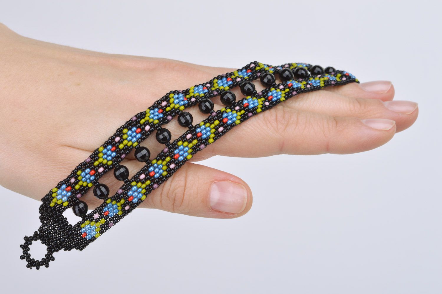 Bracelet fait main en perles de rocailles design original noir large avec fleurs photo 3