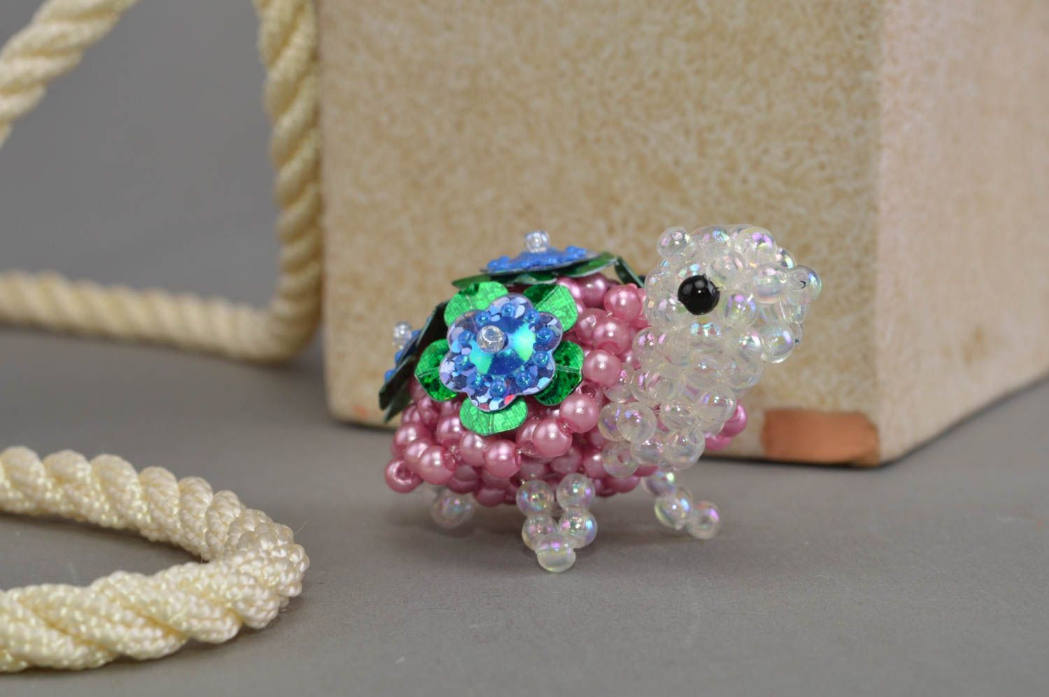 Бисерная фигурка черепашки розовой ручной работы маленькая для декора дома  фото 1