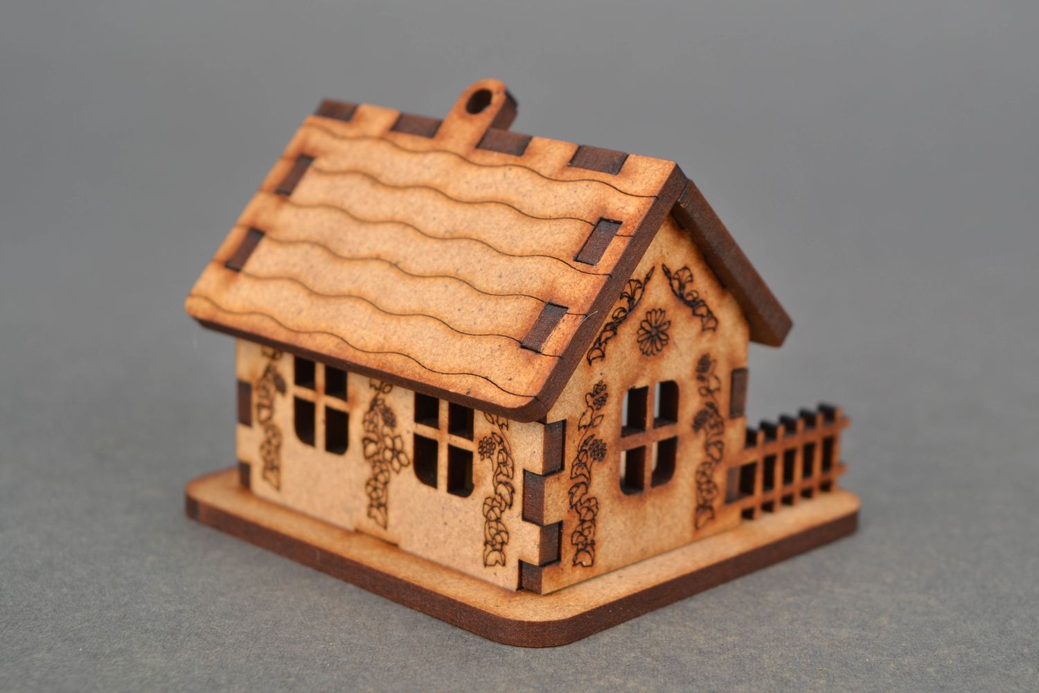 Petite maisonnette décorative avec véranda en panneau de fibres photo 4