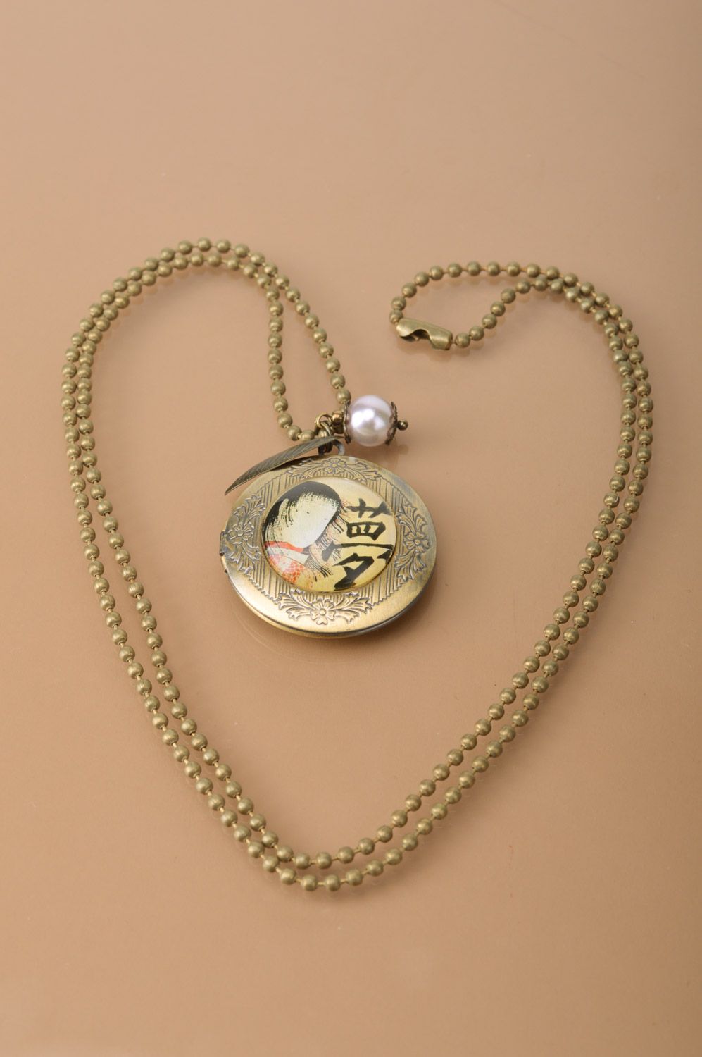 Rundes handmade Medaillon an Kette im japanischen Stil mit Glasperle und Metallfeder  foto 2