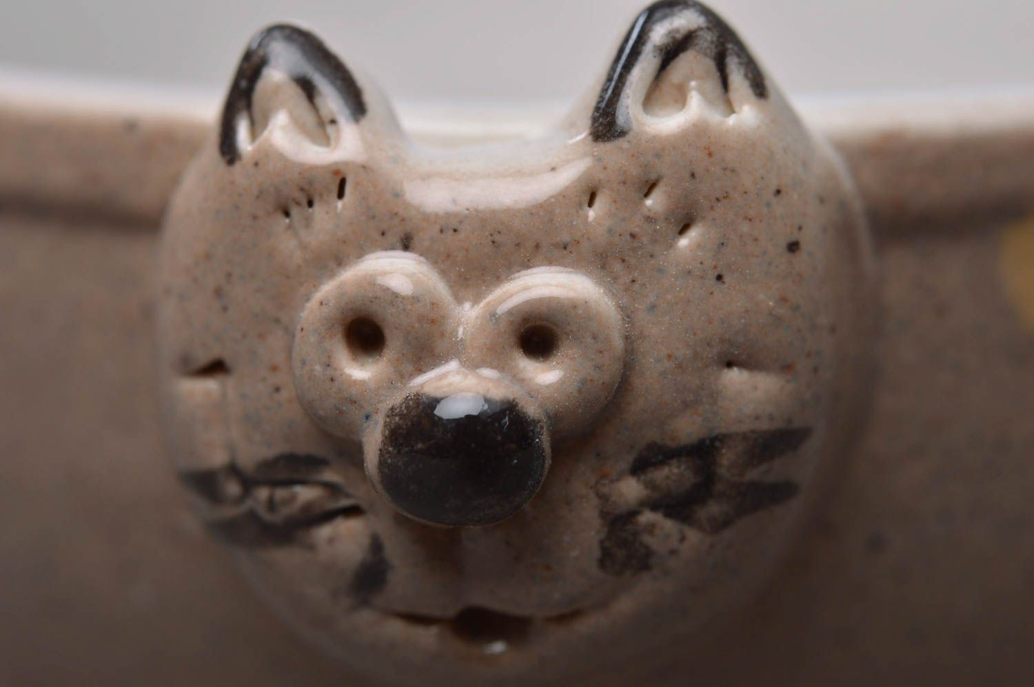 Kleine graue handmade Kinder Tasse aus Porzellan in Form von Katze mit Glasur foto 3
