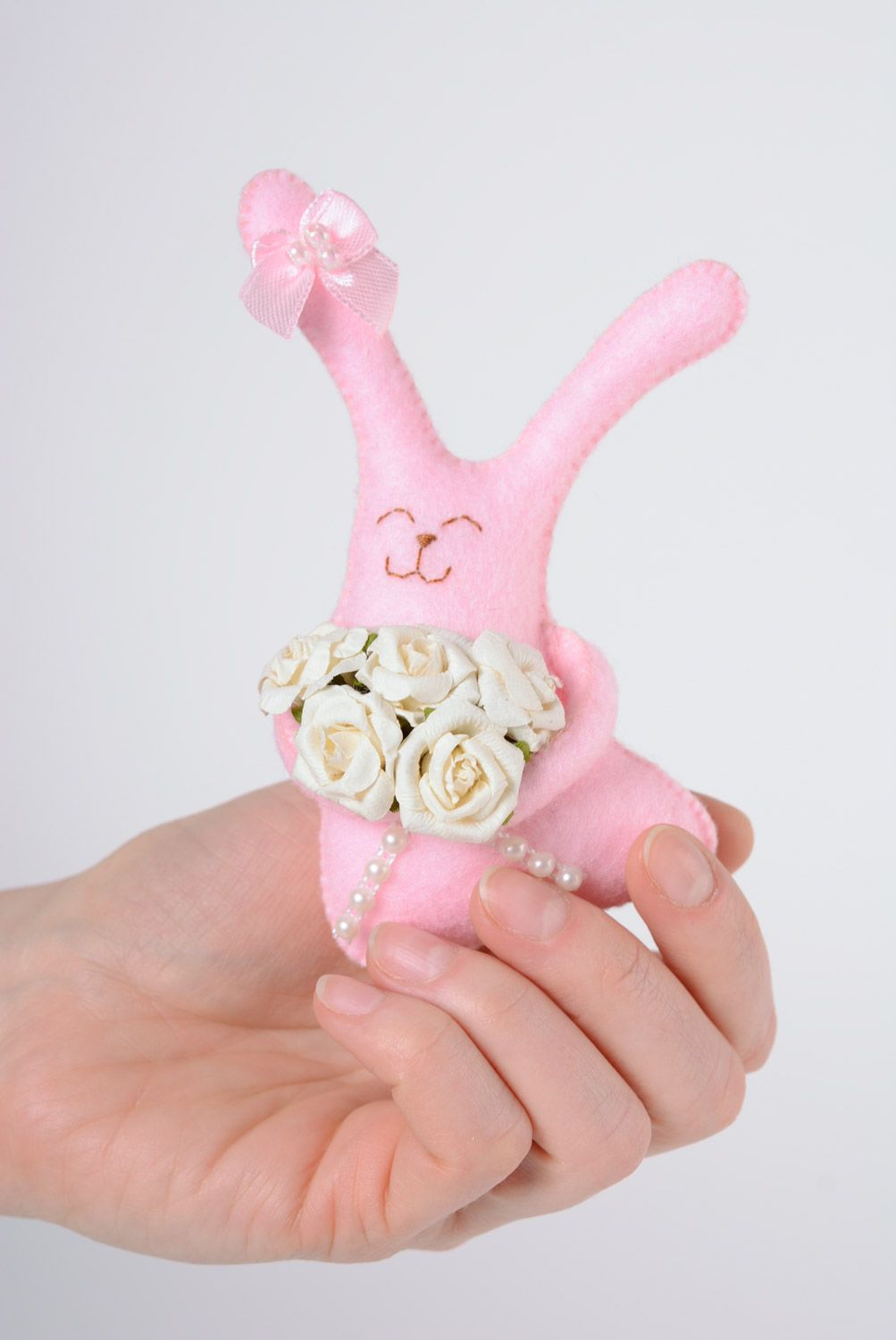 Мягкий розовый зайчик игрушка ручной работы из фетра маленькая забавная фото 4