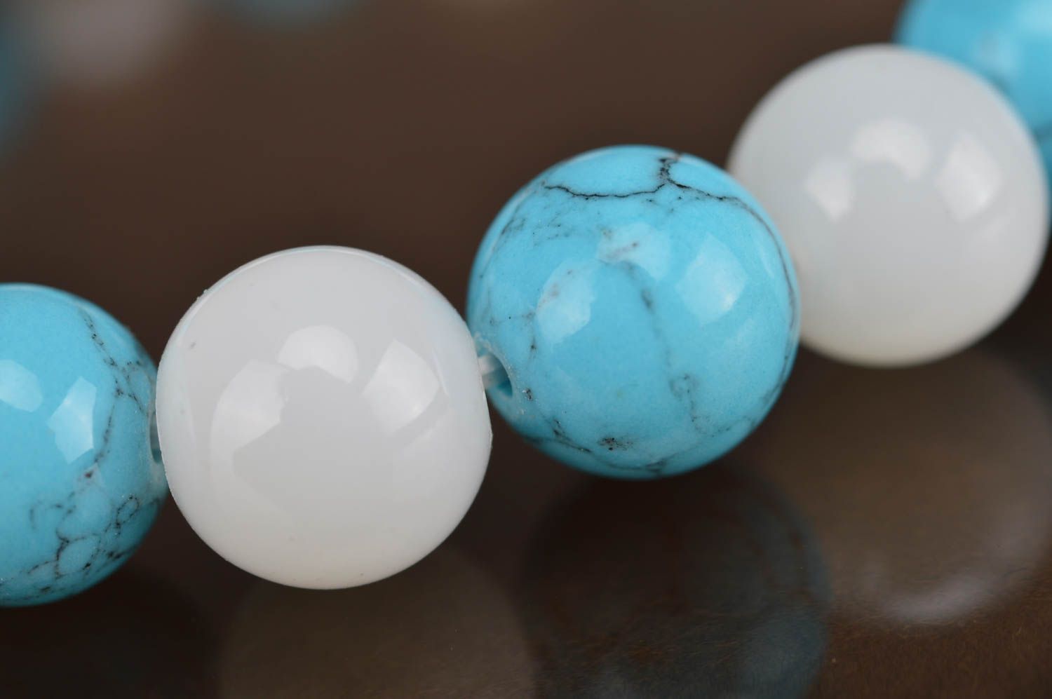 Bracelet en perles fantaisie rondes bleu clair et blanches fait main original photo 5